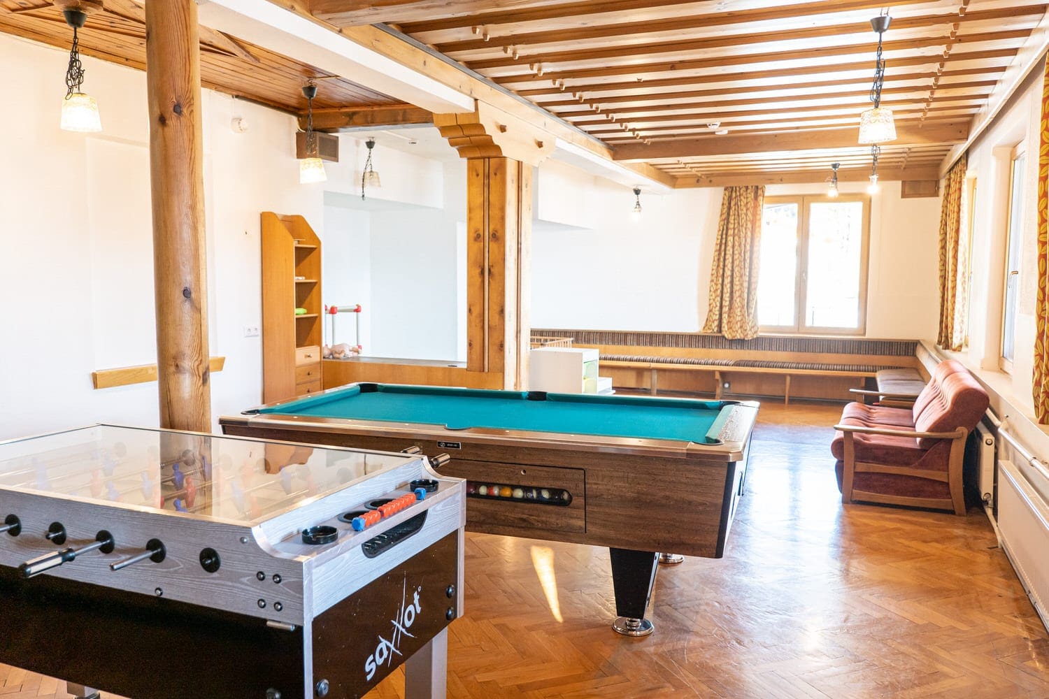 Jugendhotel Edelweiss - Jugendherberge Spieleraum mit Billiard und Tischfussball